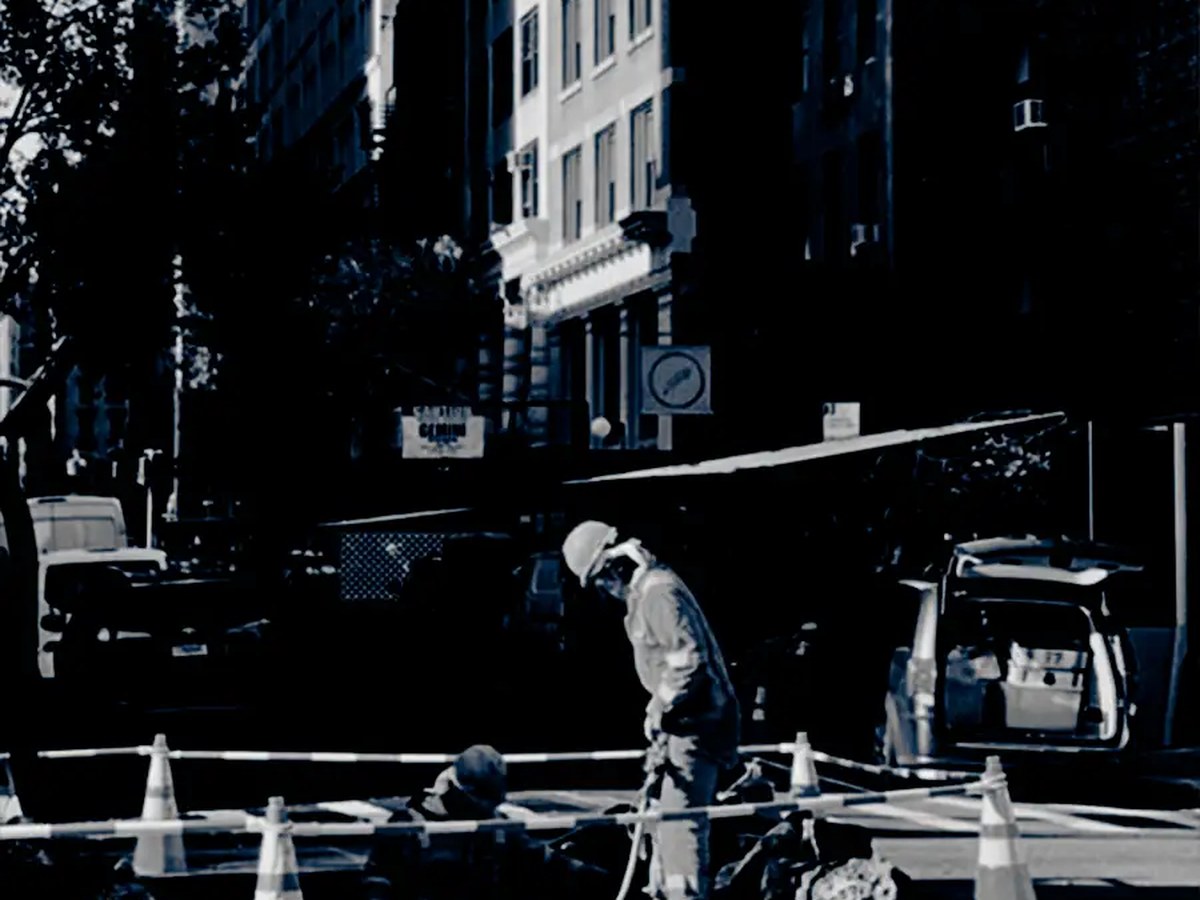 Cantiere stradale con scavo delimitato da coni